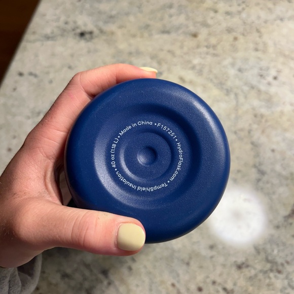 Navy 40 oz hydroflask - Picture 4 of 5